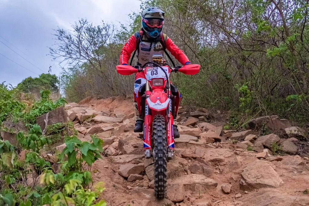 Pilotos enfrentaram 393 km no primeiro dia do enduro de regularidade