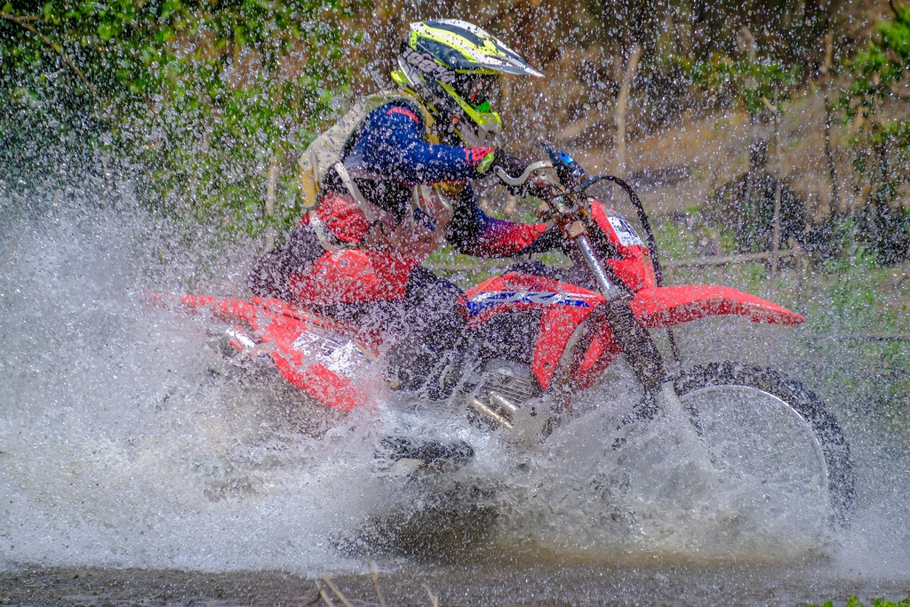 Serras e pedras desafiam pilotos das motos no segundo dia do Cerapió